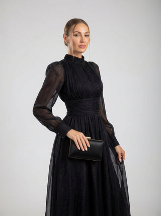 שמלת מקסי שחורה שקופה עם שרוולים ארוכים וצווארון גבוה