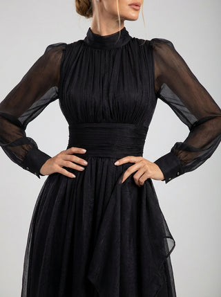 שמלת מקסי שחורה שקופה עם שרוולים ארוכים וצווארון גבוה