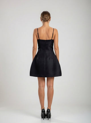 שמלות מיני עם אפליקציה רוזטה שחורה