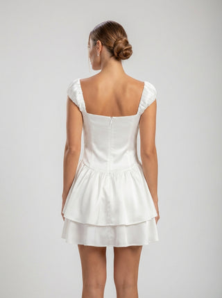 שמלת מיני לבנה עם פפיון ושרוולים נפוחים