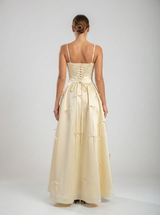 שמלת קולט מעוטרת בקשת