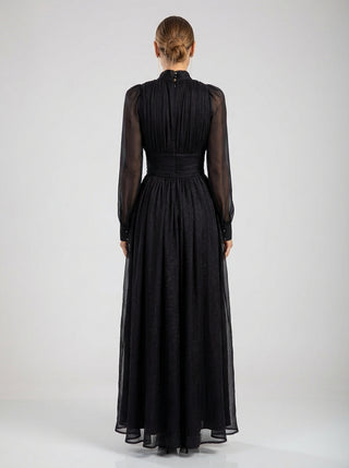 שמלת מקסי שחורה שקופה עם שרוולים ארוכים וצווארון גבוה