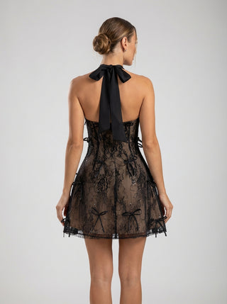 שמלת מיני שחורה עם תחרה ועטיפה