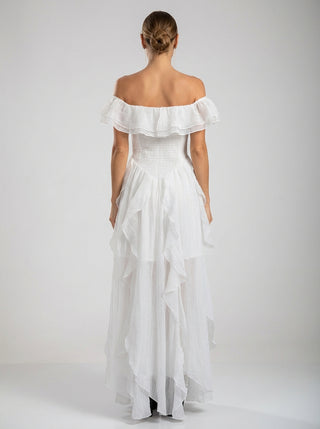 שמלת מקסי לבנה עם כתפיים פתוחות ומלמלות