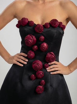 שמלות מיני עם אפליקציה רוזטה שחורה