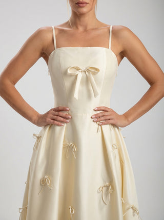 שמלת קולט מעוטרת בקשת