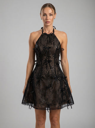 שמלת מיני שחורה עם תחרה ועטיפה