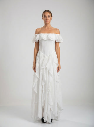 שמלת מקסי לבנה עם כתפיים פתוחות ומלמלות