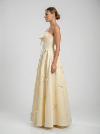 שמלת קולט מעוטרת בקשת