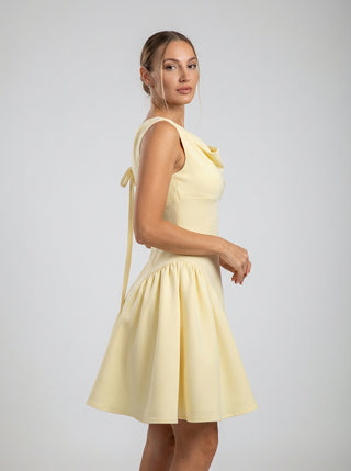 שמלת מיני ללא שרוולים בצבע צהוב חמאה עם מחשוף נשפך