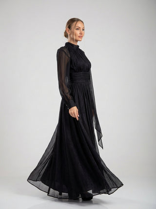 שמלת מקסי שחורה שקופה עם שרוולים ארוכים וצווארון גבוה