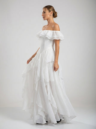 שמלת מקסי לבנה עם כתפיים פתוחות ומלמלות