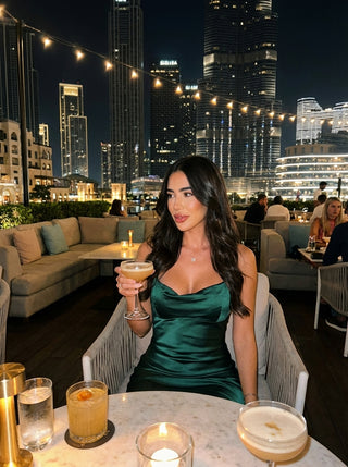 שמלות סאטן סרפינה – ירוק אמירלד