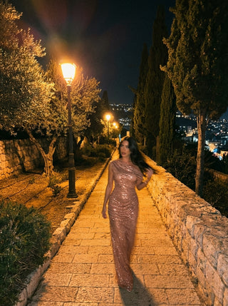 שמלת Aurex עם כתף אחת – נצנצים בזהב ורוד